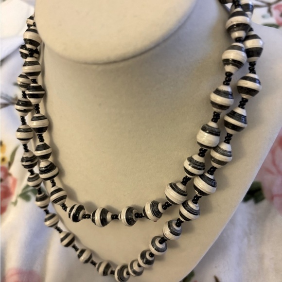 Jewelry - Stripe black/white beaded necklace
No clasp